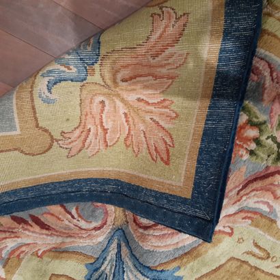 null Very large carpet at the point of the Savonnerie decorated with a large central...