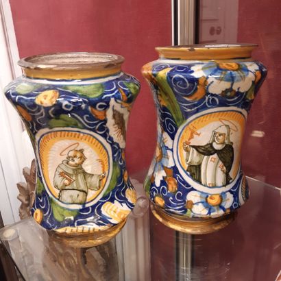 VENISE Deux albarelli de forme cintrée, décor polychrome de figures de saints dans...