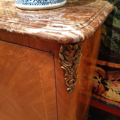 null Sideboard with rosewood veneer top, opening with two leaves. Small curved legs,...