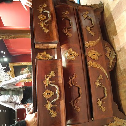 null Tomb-shaped chest of drawers in rosewood veneer with four drawers on three rows....