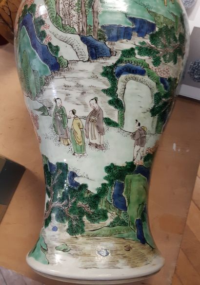 CHINE 
Vase de forme balustre à col évasé décoré en vert, bleu, rouge et brun de...