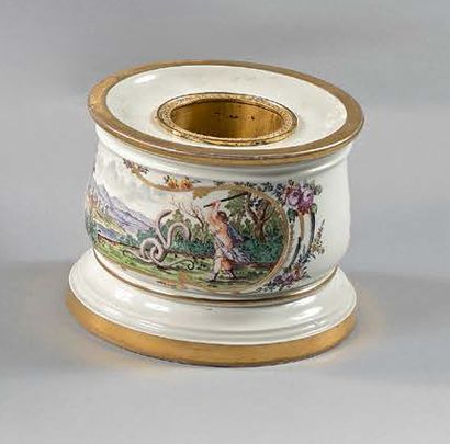 ALLEMAGNE (attribué à Nymphenbourg) 
Round inkwell with polychrome and gold decoration...