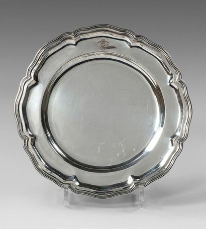 null Round silver dish with fillets and contours, the marli engraved with an E (Elizabeth...