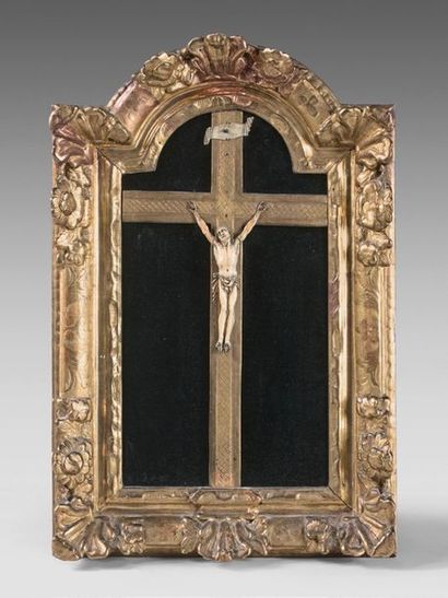 null Christ janséniste en os, le périzonium noué, dans un cadre à fronton en bois...
