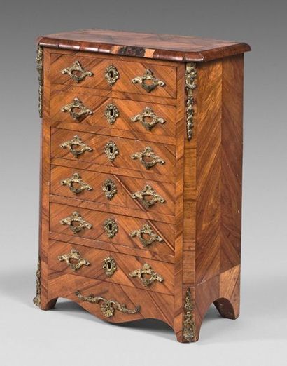 null Rosewood veneer "de maîtrise" chest of drawers with six drawers.
19th century.
(Accidents)
Provenance...