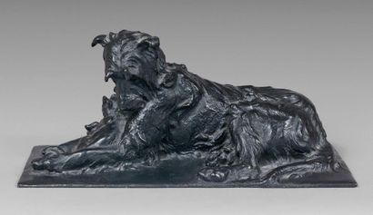 D'après Charles PAILLET (1871-1937) : 
Chien couché et un chat
Statuette en bronze...