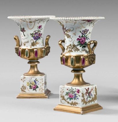 PARIS Pair of Medici vases resting on square bases with polychrome decoration of...