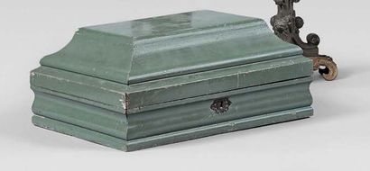 null Wig box with domed lid in wood painted green. Hinges in gilded cut brass.
18th...