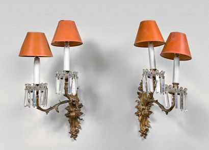 null Paire d'appliques à deux lumières feuillagées en bronze doré.
Style Louis XV.
Provenance...