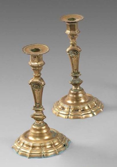 null Pair of brass torches. Paneled shaft decorated with shells. Contoured base.
18th...