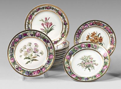 PARIS (attribué à Denuelle) 
Twelve plates with polychrome decoration of flowers...