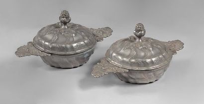 null Pair of covered bowls with pewter ears.
Seeded lids.
Width : 29 cm
Origin :...