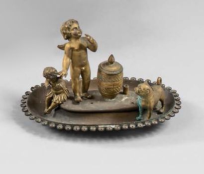 null Desk inkwell in gilt bronze decorated with two children and a dog (accidents).
19th...