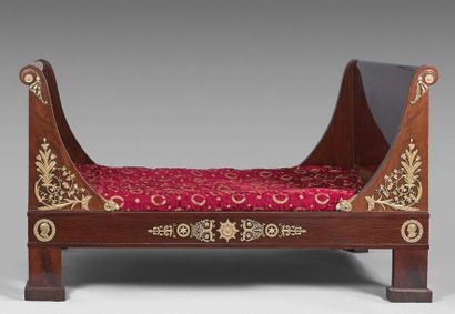 null Mahogany cross-bed with upside-down bed.
Very rich ornamentation of golden bronzes...