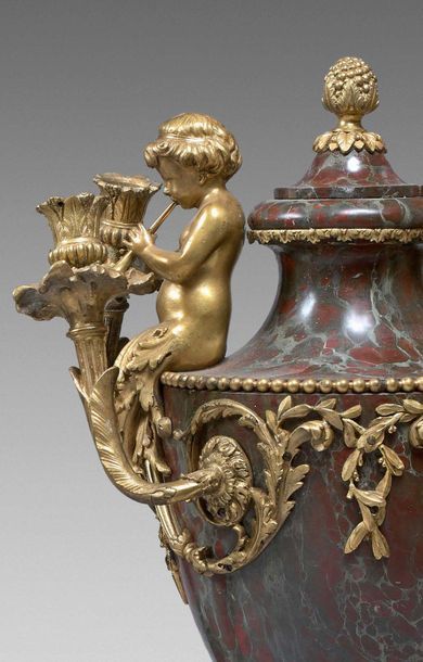 null Vase couvert ovoïde en marbre rouge griotte des
Pyrénées à riche ornementation...