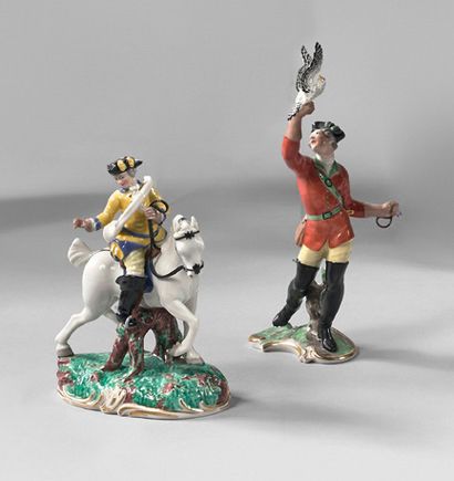 ALLEMAGNE, Nymphenburg 
Deux statuettes de chasseurs à décor polychrome et or, à...