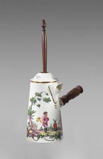 Mennecy (genre de) 
Large chocolate maker with polychrome and gold decoration with...