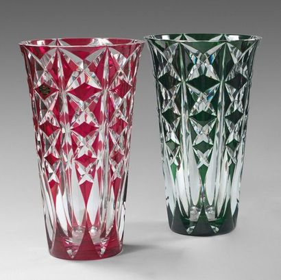 null Deux grands vases en pendant en cristal taillé de
Baccarat rouge et vert.
Hauteur...