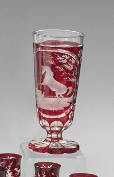 null Vase sur piédouche en cristal de Bohême rubis, gravé d'un cheval et de cupules.
Fin...
