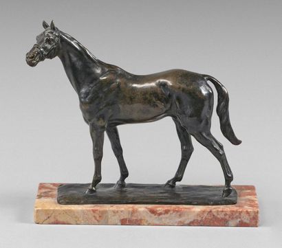 Gaston d'ILLIERS (1876-1932) 
Horse "Sous off", erect ears Patinated bronze
print,...