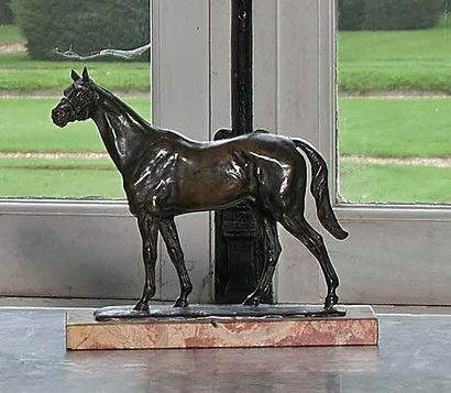 Gaston d'ILLIERS (1876-1932) 
Cheval «Sous off», oreilles dressées
Épreuve en bronze...
