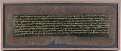null Page de manuscrit tibétain «Kangyur» calligraphié à l'or sur fond noir.
(Sous-verre).
Hauteur...