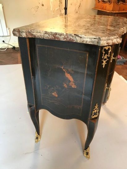 null Small chest of drawers with a slightly protruding front with black and gold...