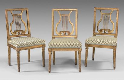 null Trois chaises en bois doré à dossiers ajourés d'une lyre. Assise trapézoïdale.
Pieds...