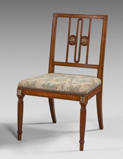 null Large blond wooden chair with openwork backrest. Rudent fluted front legs.
Biedermeier...