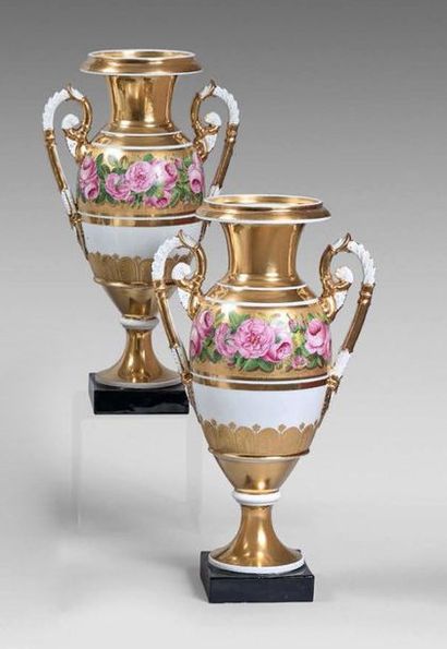 PARIS Paire de vases munis d'anses à décor polychrome d'une guirlande de roses se...