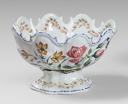 Italie, Nove di Bassano 
Cup on a pedestal with polychrome decoration of large bouquets...