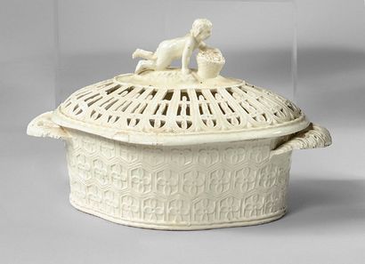 Angleterre Covered chestnut box with white enamel decoration in relief, with latticework...