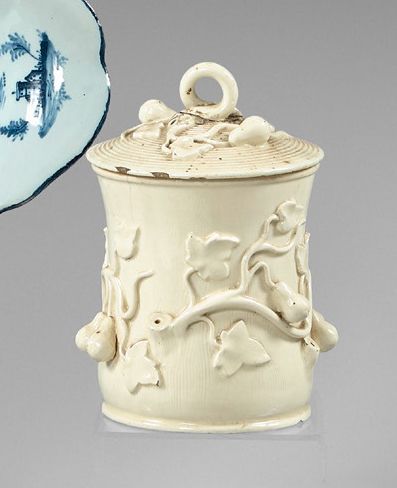 Langeais Pot à tabac émaillé blanc à décor en relief de feuillages et fruits en relief.
XIXe...