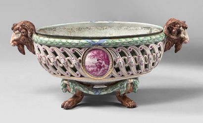 EST (faïence fine) 
Large oval planter resting on 4 claw feet, with polychrome and...