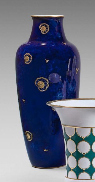 SÈVRES Grand vase a col rétréci, décoré en camaïeu or à semi de feuillage se détachant...
