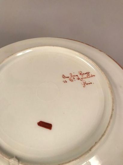 PARIS Dix-sept assiettes en porcelaine à décor polychrome dans le goût de la famille...