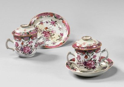 COMPAGNIE DES INDES Pair of small covered sugar bowls and their display with polychrome...