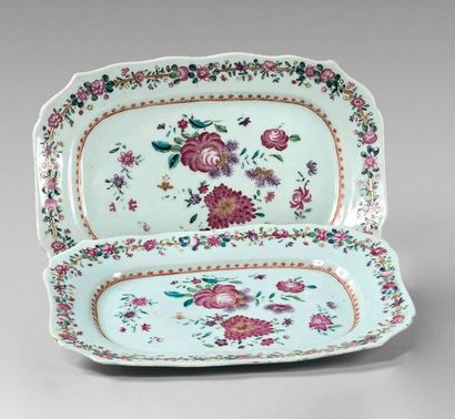 COMPAGNIE DES INDES Pair of small rectangular dishes with contoured edges and polychrome...