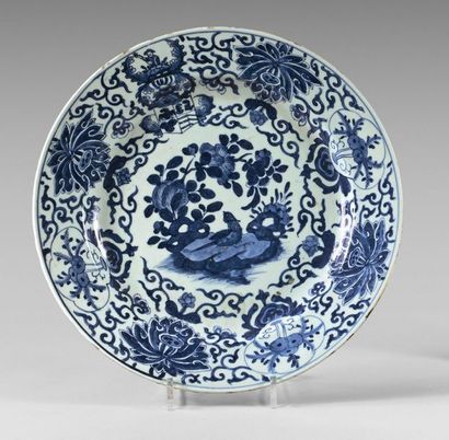 COMPAGNIE DES INDES Large round dish decorated in blue monochrome in the center of...