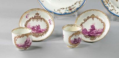 ALLEMAGNE, MEISSEN 
Two cups and their saucers decorated with battle scenes in purple...