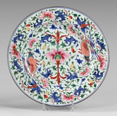 CHINE Large round dish, with polychrome decoration of the rose family in full of...