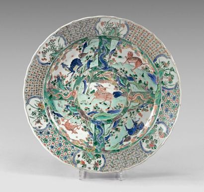 CHINE Large round dish with contoured edges decorated with a rosette formed of reserves...