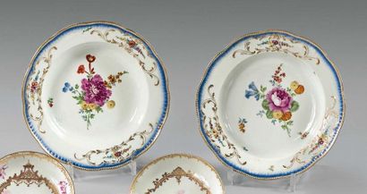 ALLEMAGNE, MEISSEN 
Two soup plates with rims contoured with bunches of flowers in...
