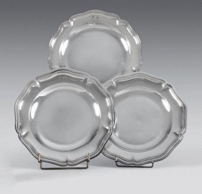 null Three round dishes in plain silver 950 thousandths, model with monogrammed outlines...