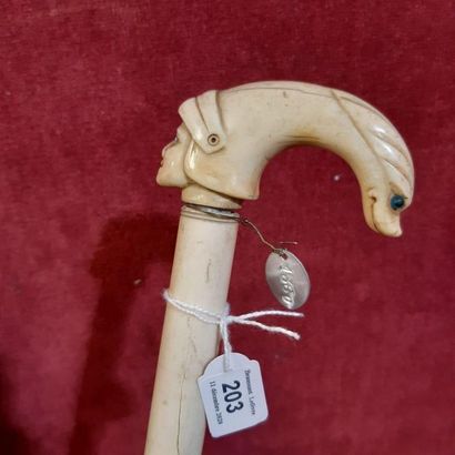 ROI JÉRÔME Canne à manche d'ivoire sculpté d'un visage coiffé d'une tête de dauphin.
(Accidents...
