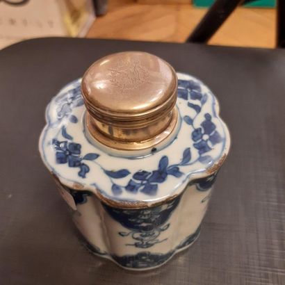 null Polylobed tea box in old Chinese porcelain decorated with blue mantling. Silver...
