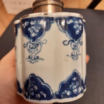 null Polylobed tea box in old Chinese porcelain decorated with blue mantling. Silver...