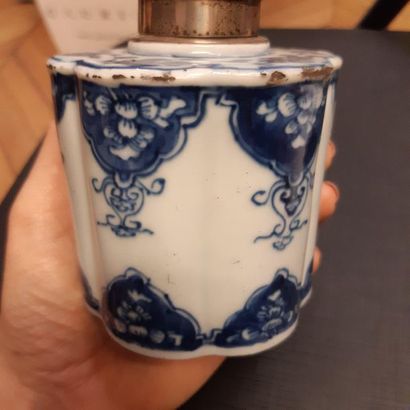 null Polylobed tea box in old Chinese porcelain decorated with blue mantling. Silver...