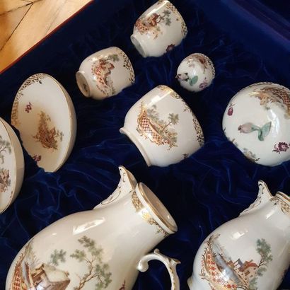 null Service à thé en porcelaine de Fürstenberg comprenant quatre tasses et leurs...