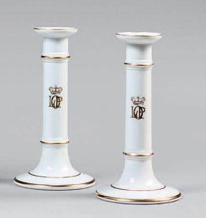 null Paire de bougeoirs cylindriques en porcelaine blanche de Paris, ornés du monogramme...